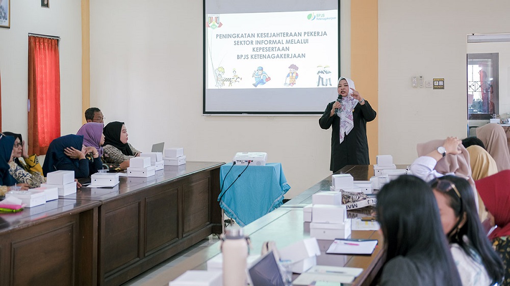 Anggota Komisi B DPRD Kota Magelang Yunita Budi Chrissanni memberikan dukungan optimalisasi program BPJamsostek bagi pekerja rentan di Kota Magelang, Rabu (8/10/2025)