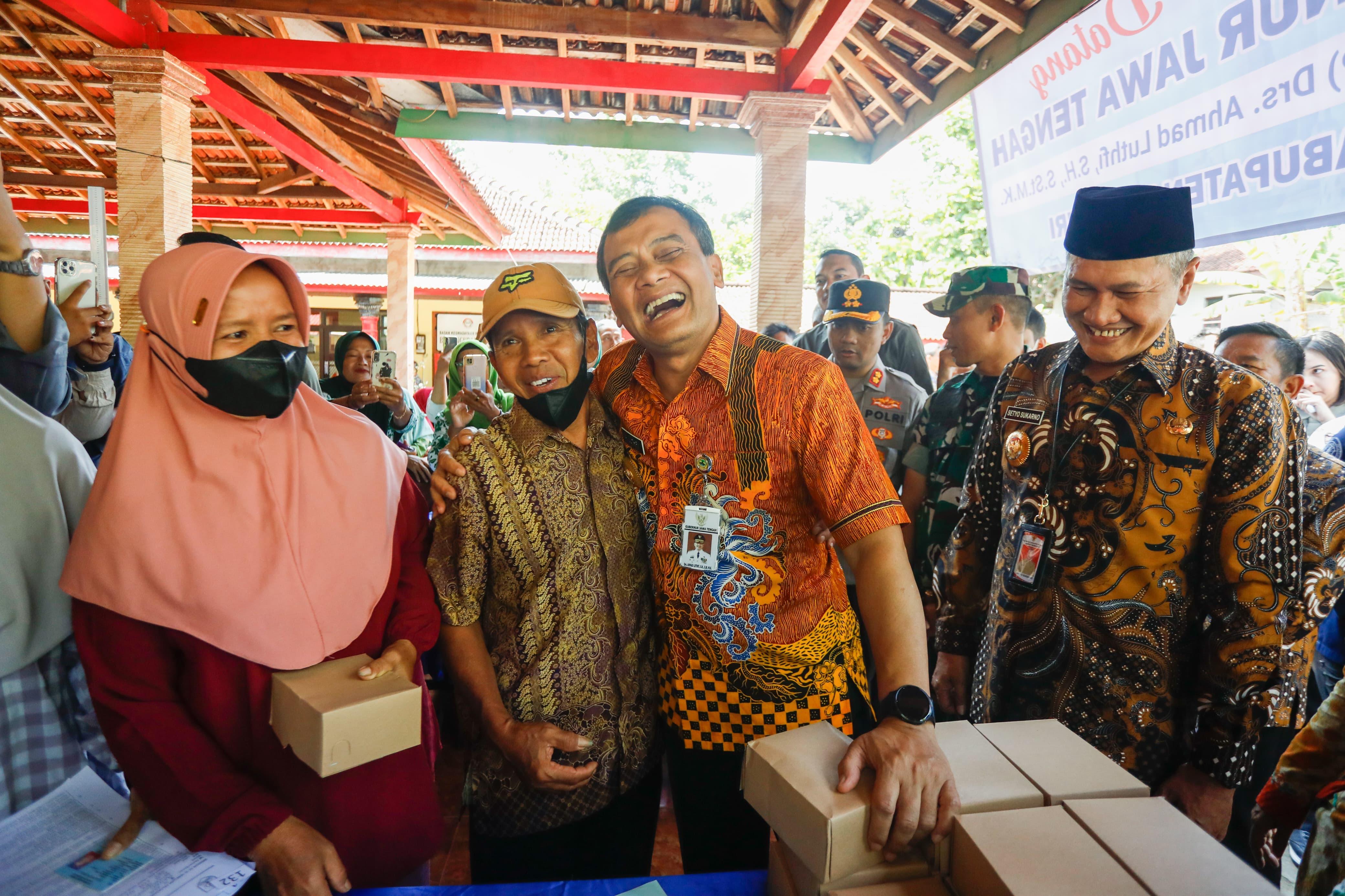 Gubernur Jawa Tengah Ahmad Luthfi beramah tamah dengan warga Wonoharjo, Wonogiri dalam program Speling Melesat, Kamis (9/10/2025).