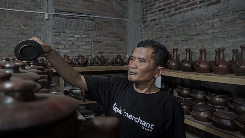 Markoni, pemilik galeri kerajinan gerabah Sani Pottery yang merupakan keturunan asli jaman Kerajaan Mataram Kuno yang masih menjaga kelestarian kerajinan gerabah