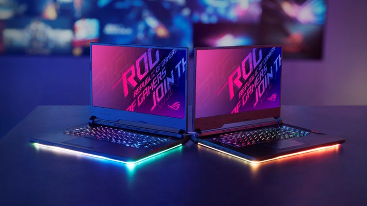 Dua unit ASUS ROG seri terbaru tampil dengan desain futuristik dan pencahayaan RGB yang menawan. Simbol kekuatan dan gaya di dunia laptop gaming modern.
