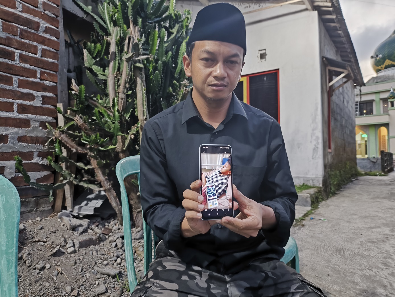 Sembari berkaca-kaca, Dedi Handi Kusuma menunjukkan foto anaknya saat dirawat di RS PKU Muhammadiyah Wonosobo sebelum meninggal.