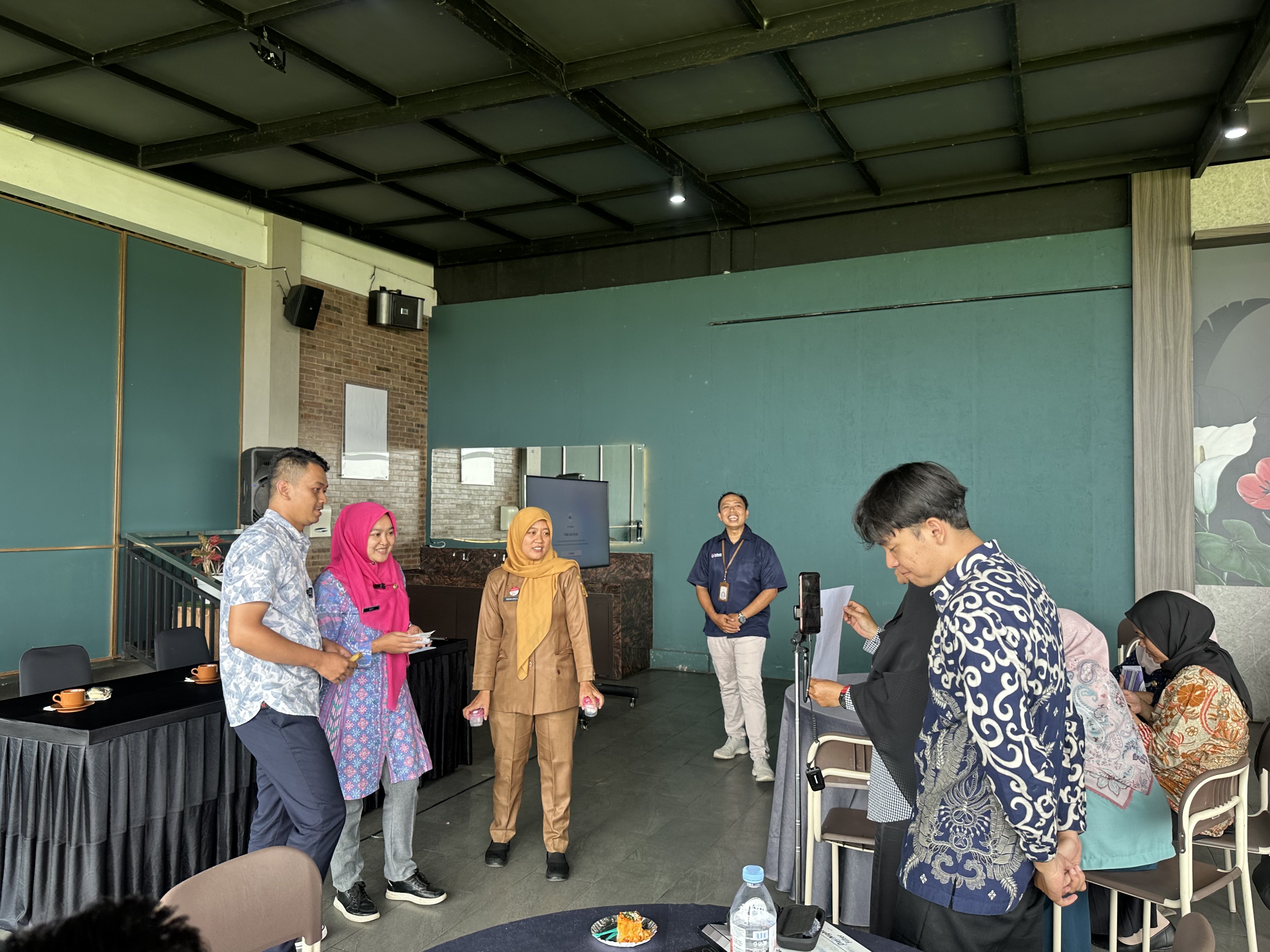 Diskominfo Wonosobo mengadakan peningkatan kapasitas pengelola medsos dan aduan masyarakat di Dewani Resto, Selasa (7/10/2025).