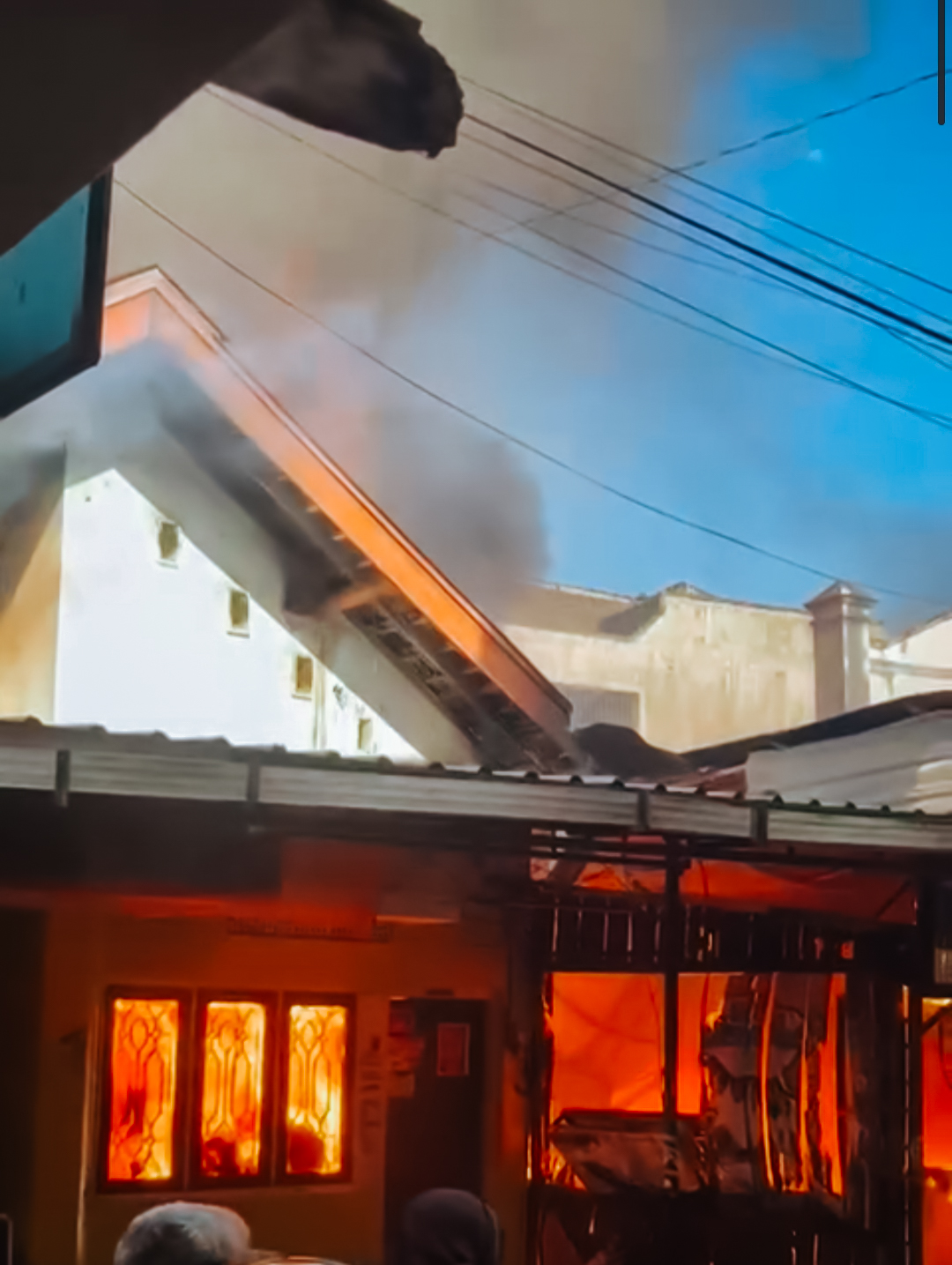 Api melahap bangunan Aryoseto Advertising di Magelang, Minggu pagi (12/10/2025).