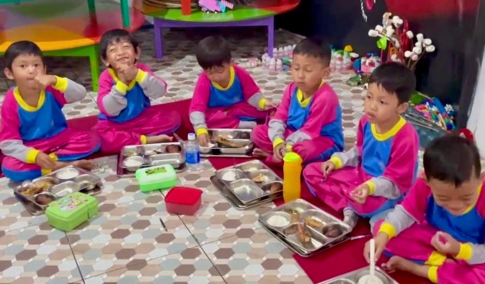 Siswa di Kabupaten Magelang tengah menikmati makan siang dari progam MBG.