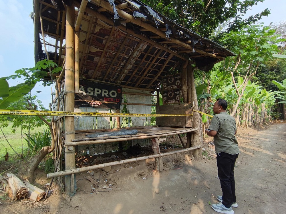 Warga melihat lokasi TKP pesta miras oplosan di Dusun Gedongan Kidul, Desa Bondowoso, Kecamatan Mertoyudan, Kabupaten Magelang.&nbsp;