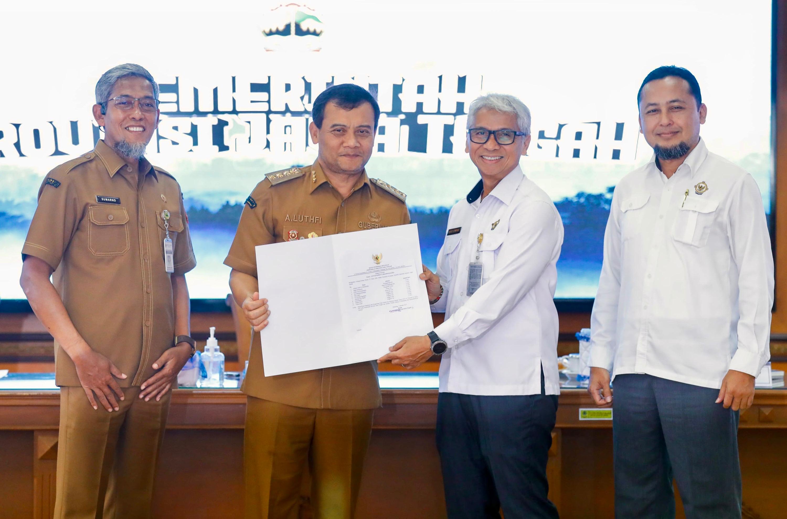 Gubernur Jawa Tengah Ahmad Luthfi didampingi Sekda Sumarno bersama Kepala BPK Jateng dalam acara entry meeting, Senin (13/10/2025).