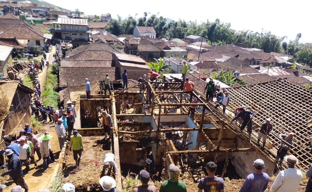Tanah longsor lereng Sumbing di Dusun Prampelan, Desa Adipuro, Kecamatan Kaliangkrik menimpa sejumlah rumah pada Senin (13/10/2025).