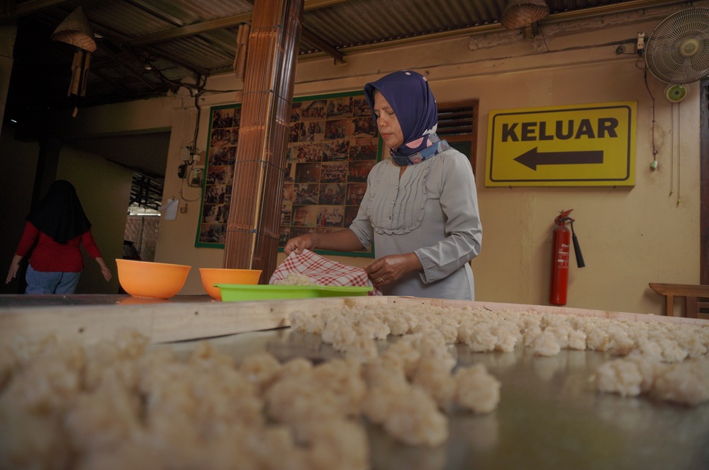 Salah seorang pegawai UMKM Rengginang Bu Yatin sedang mencetak adonan rengginang.