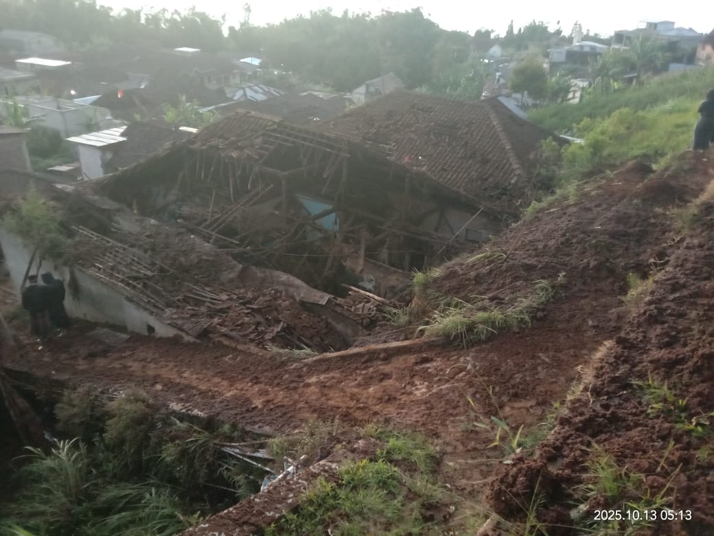 Kondisi rumah warga di Dusun Prampelan I, Desa Adipuro, Kecamatan Kaliangkrik, Kabupaten Magelang yang rusak berat akibat tertimbun material longsor, Senin (13/10/2025) pagi.