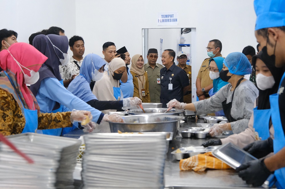 Wakil Wali Kota Magelang dr Sri Harso dan rombongan meninjau SPPG yang beroperasi di Kota Magelang,&nbsp;&nbsp;Selasa (14/10/2025).