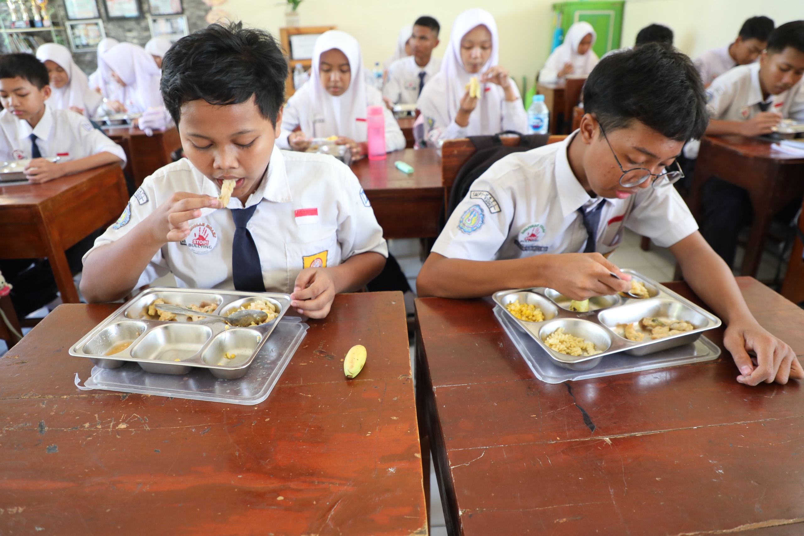 Siswa SMP Negeri 1 Jati Kudus menikmati menu makan siang bergizi gratis .