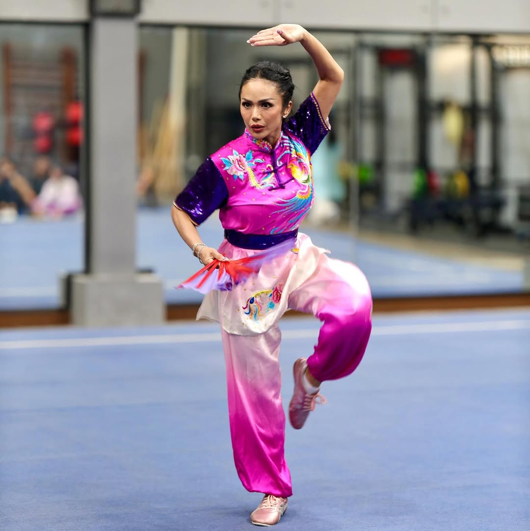 Krisdayanti melakukan simulasi latiahan terakhir sebelum berangkat untuk pertandingan internasional wushu di China