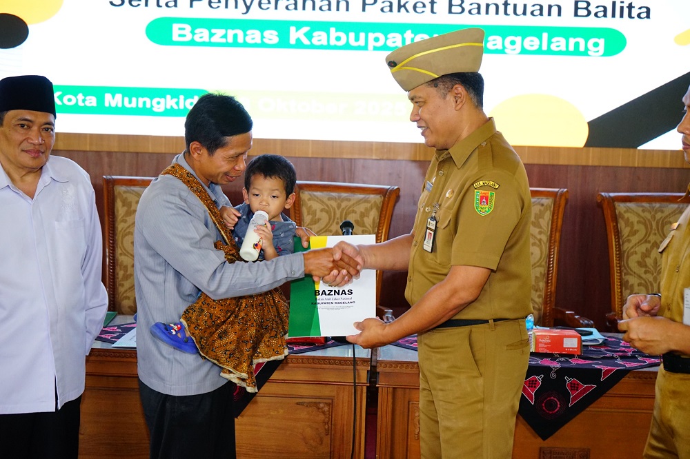 Asisten Perekonomian dan Pembangunan Sekda Kabupaten Magelang Nanda Cahyadi Pribadi&nbsp;menyerahkan paket bantuan untuk balita bekerja sama dengan Baznas.  &nbsp;