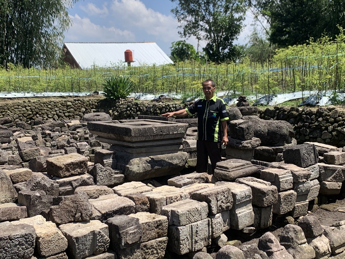 Kepala Desa Gondosuli, Muhammad Arifin, menunjukkan situs Candi Gondosuli yang terawat baik.