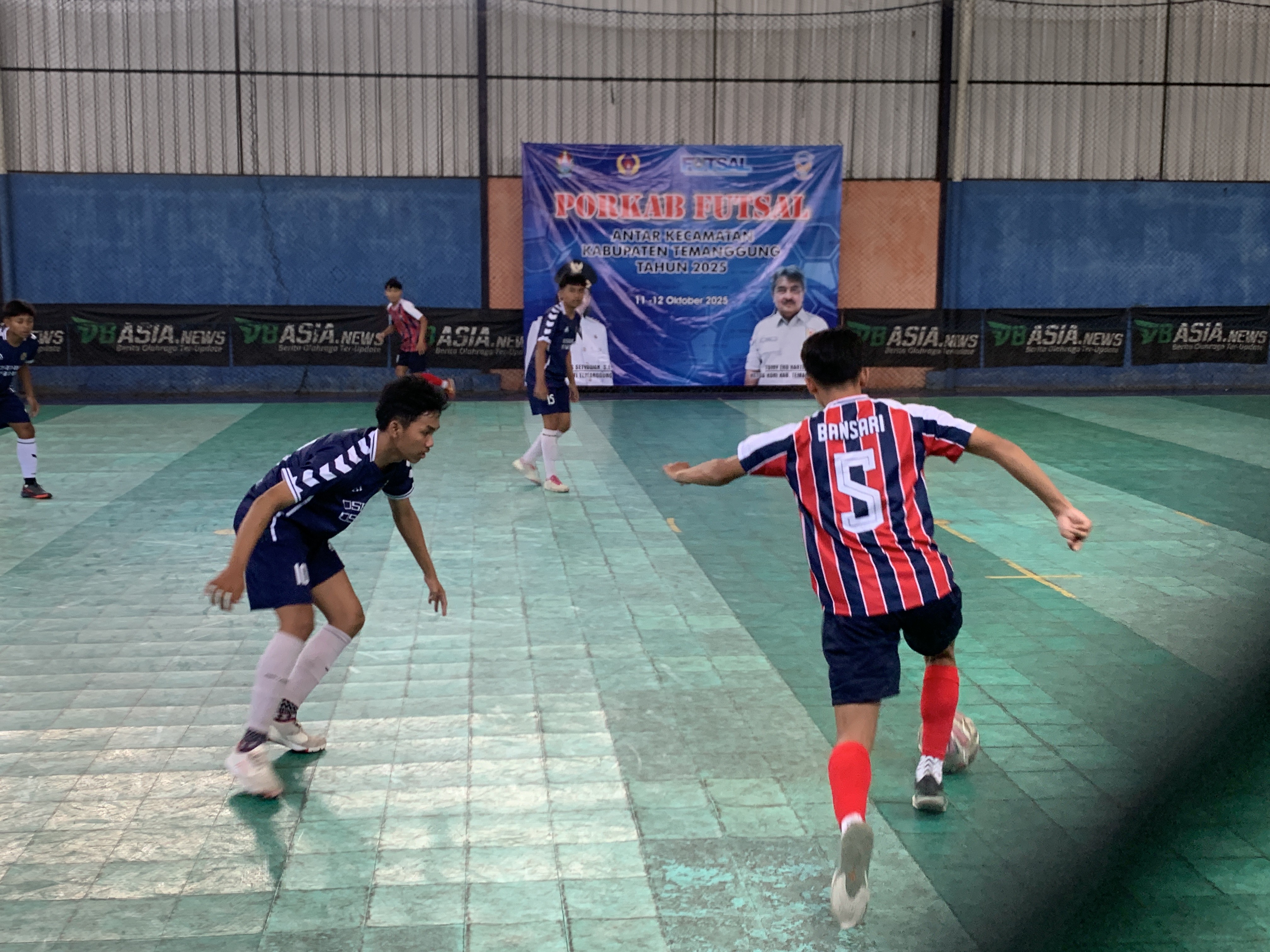 Atlet futsal bertanding  di lapangan futsal, Kasihan, Temanggung, Minggu (12/10/2025).