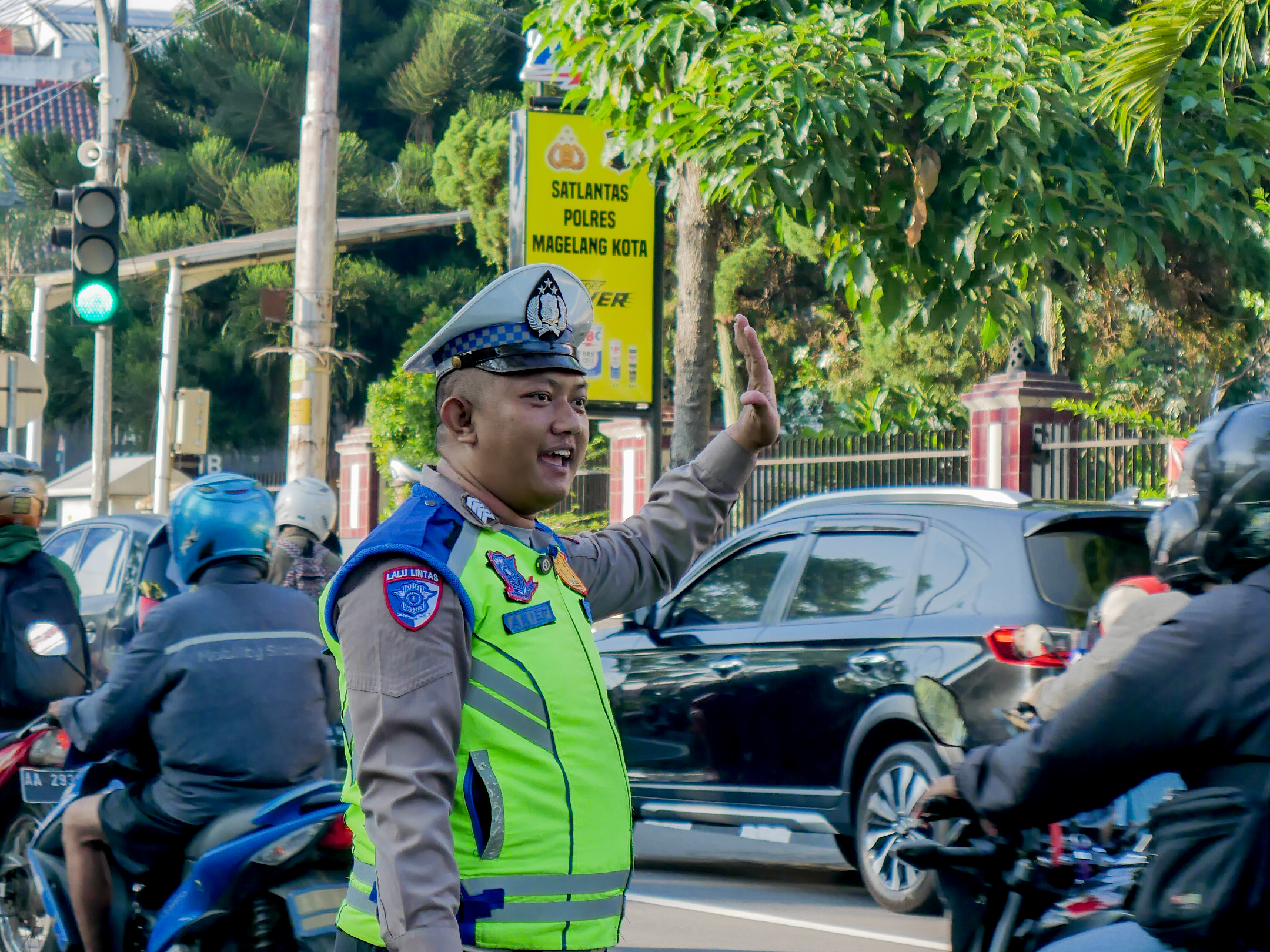 Bripka Arief Purwoko atau Arief Polpen saat mengatur lalu lintas di area perempatan CPM Kota Magelang.