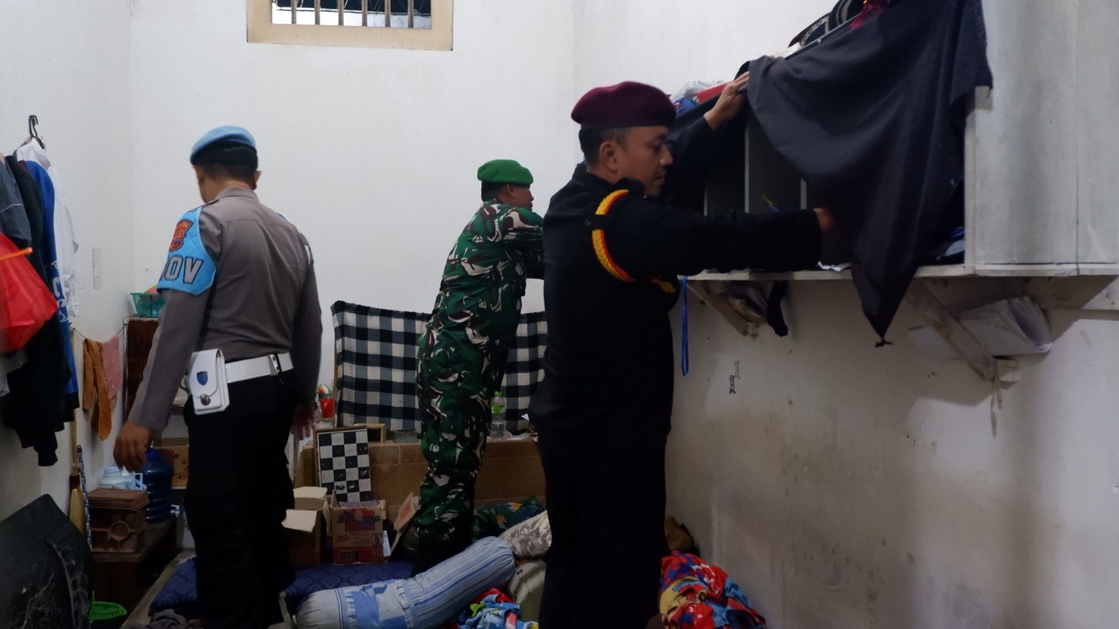 Petugas gabungan melakukan penggeledahan di blok hunian warga binaan di Rutan Kelas IIB Temanggung.