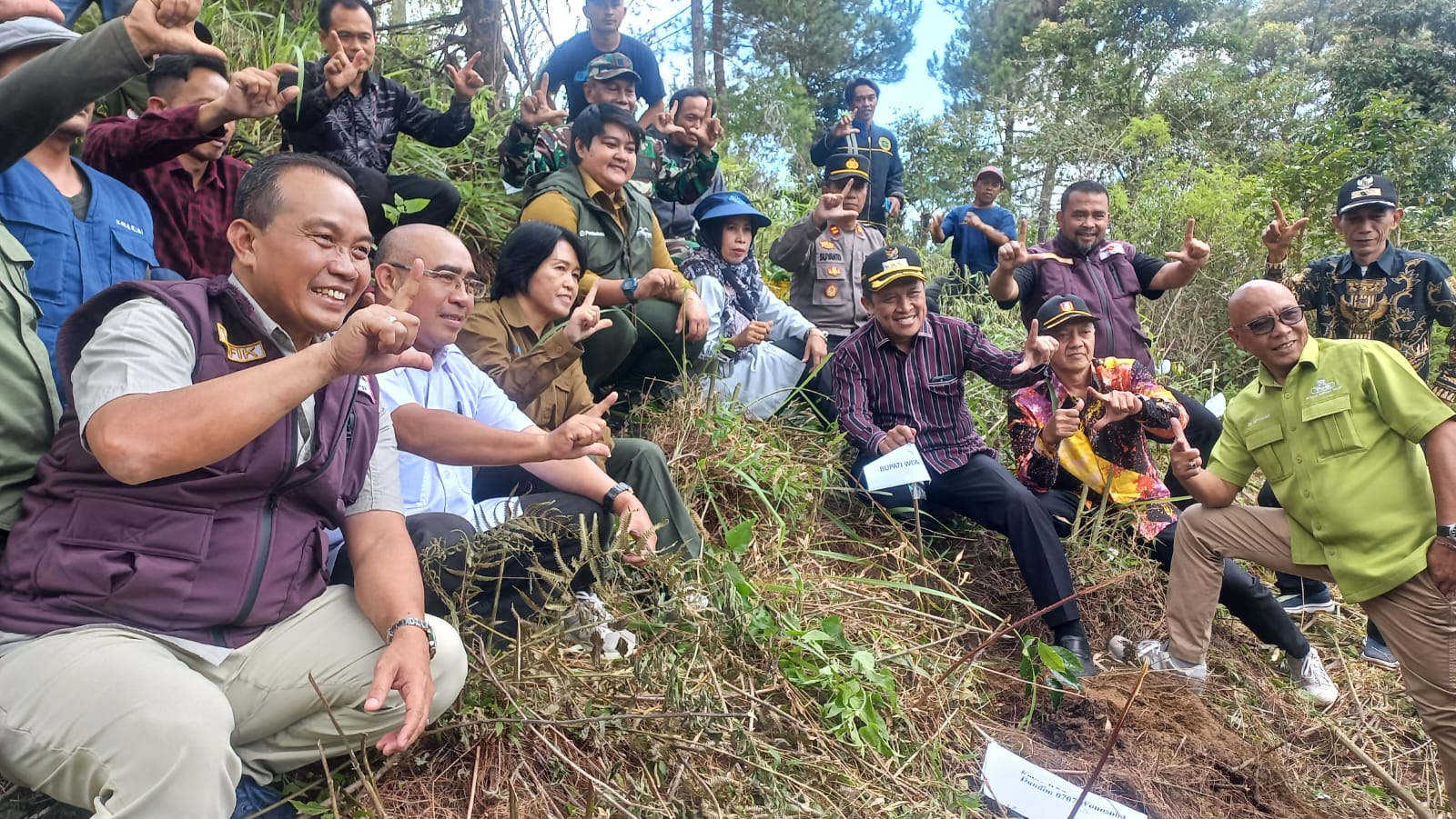 Bupati Wonosobo Afif Nurhidayat bersama Komunitas Jatabu menanam kopi di lereng pegunungan.