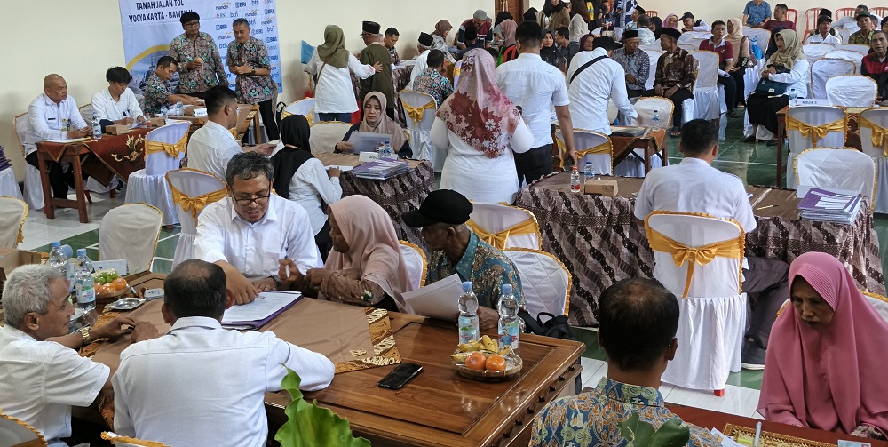 Warga saat menerima ganti rugi pembebasan lahan tol Jogja-Bawen di Balai Desa Banyusari, Kecamatan Grabag, Kabupaten Magelang, Rabu (15/10/2025).  &nbsp;