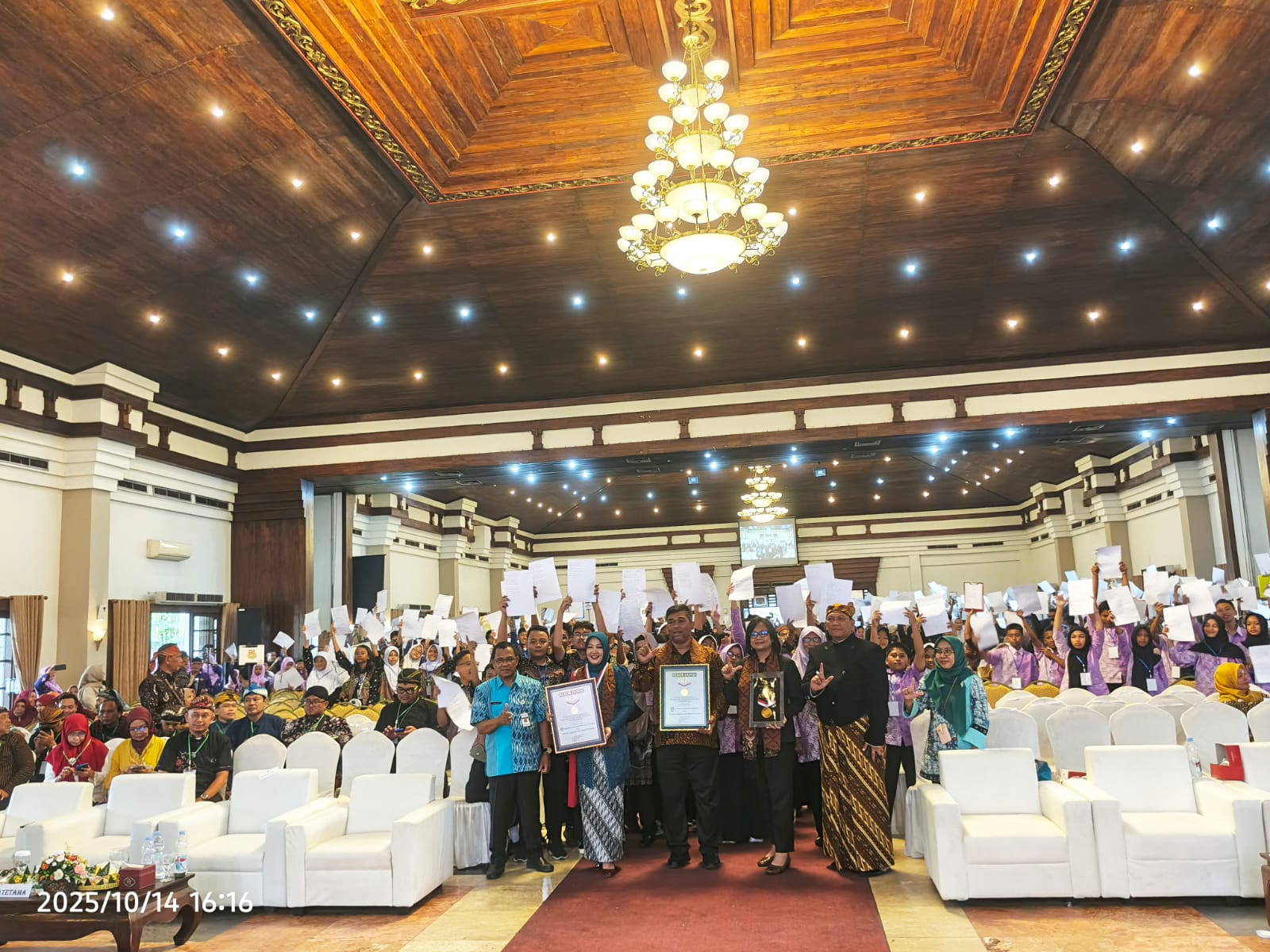 Pembukaan Festival Tunas Bahasa Ibu (FTBI) 2025 di Kota Solo, Selasa (14/10/2025).