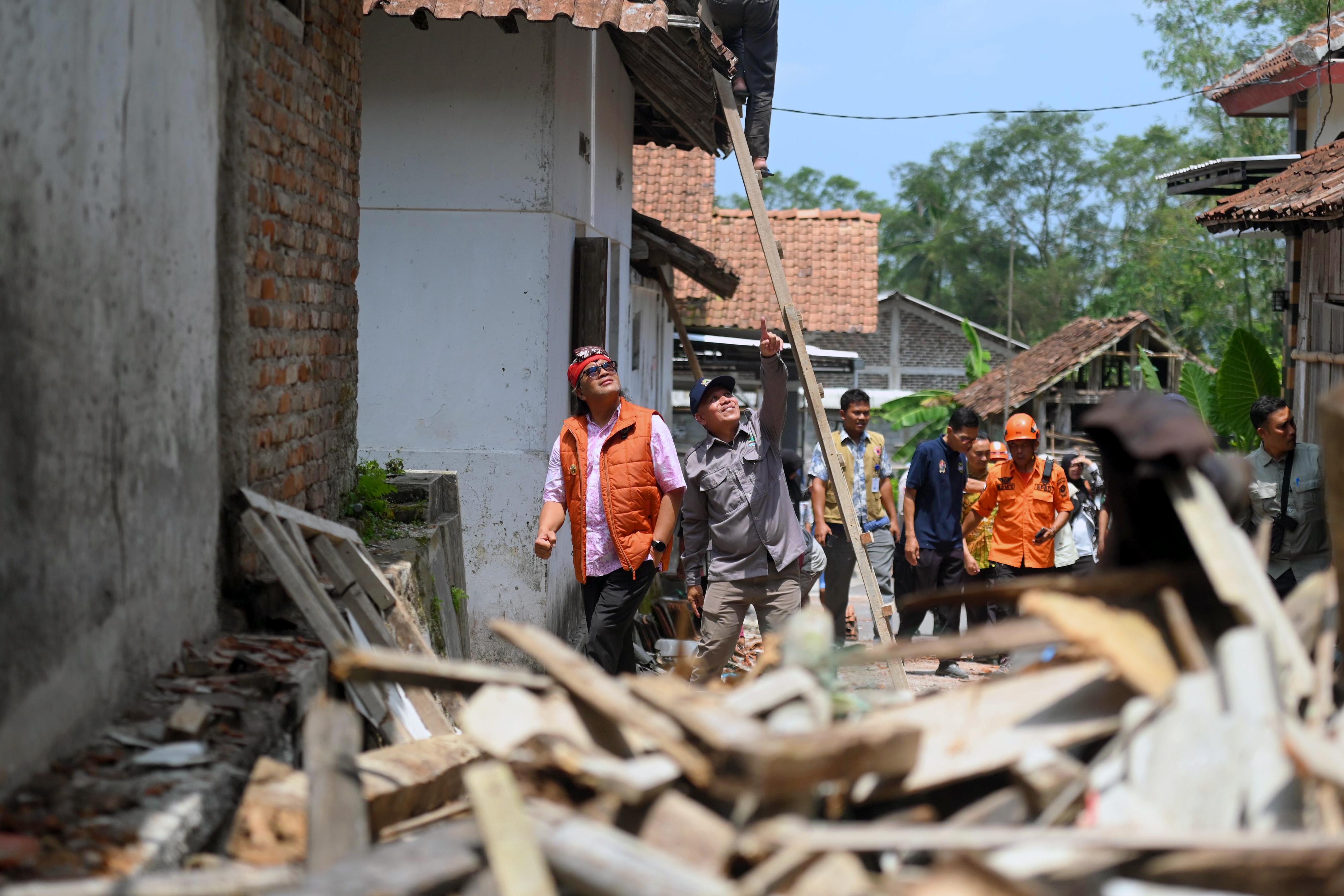 Bupati Temanggung Agus Setyawan saat menyambangi korban bencana di sejumlah titik di Kabupaten Temanggung.