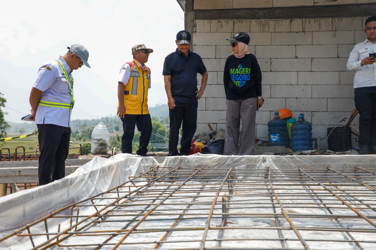 Gubernur Jawa Tengah Ahmad Luthfi meninjau pekerjaan preservasi jalan provinsi ruas Weleri-Patean yang menjadi batas Kabupaten Kendal, Rabu (15/10/2025).