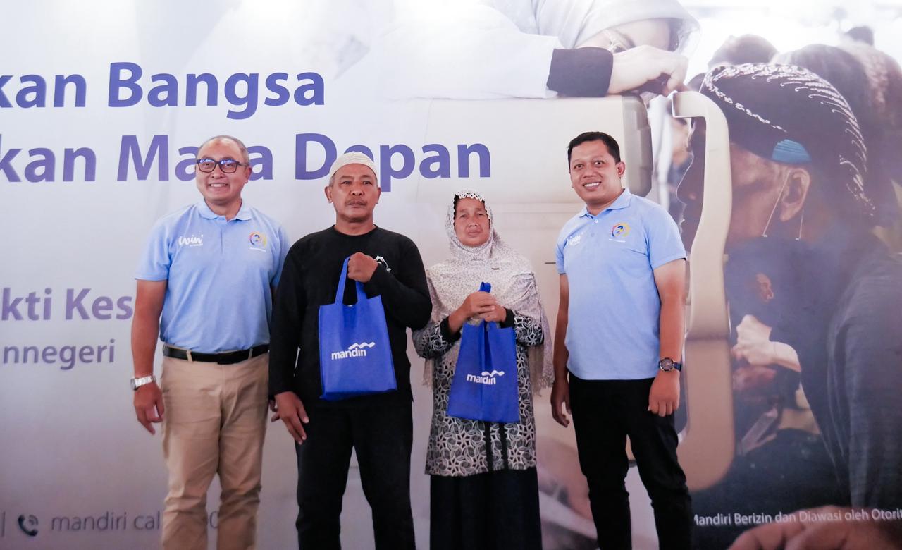Penyerahan goodie bag dari Bank Mandiri kepada perwakilan pedagang di Kampung Seni Borobudur, Kabupaten Magelang, Rabu (15/10/2025)