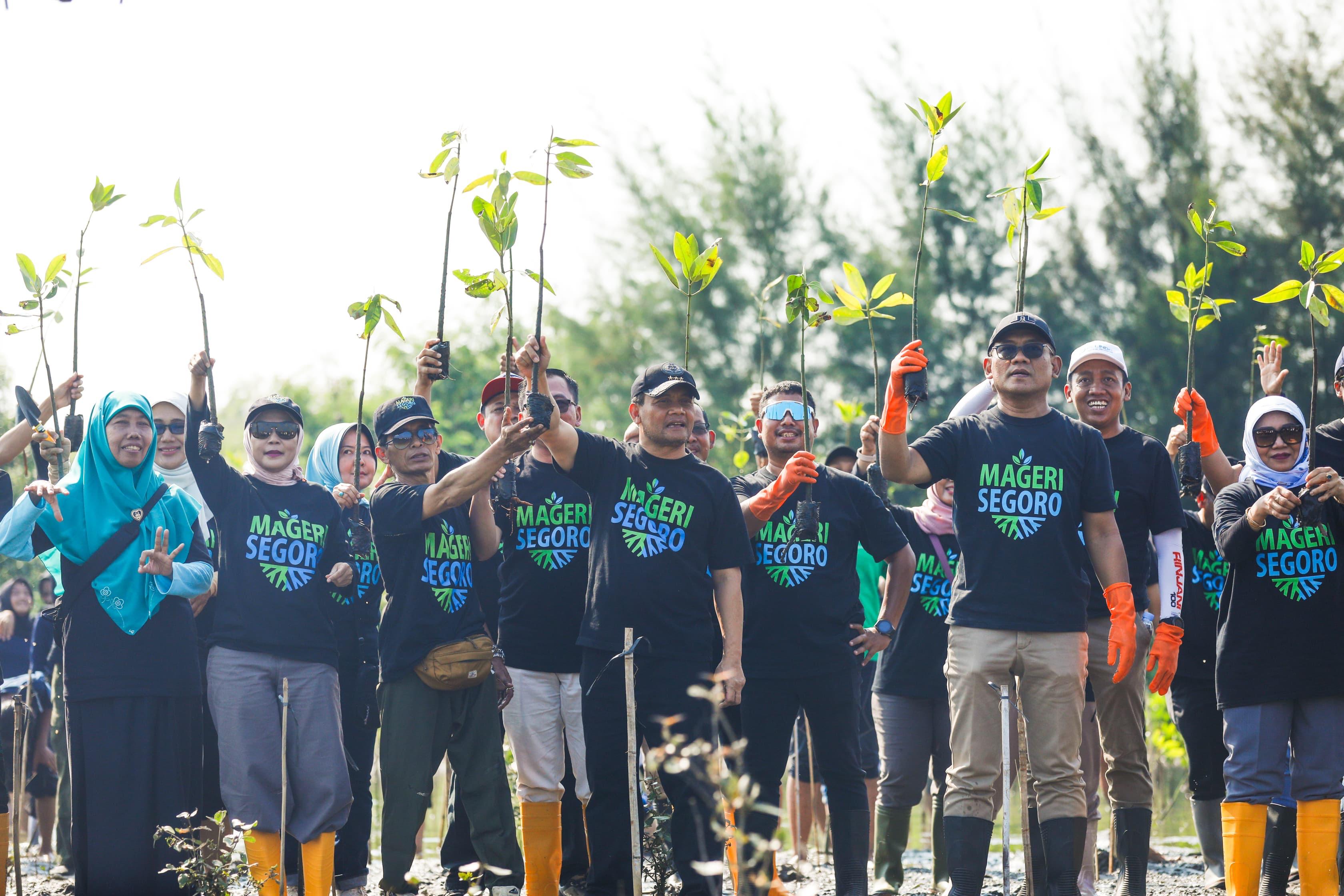 Gubernur Jawa Tengah Ahmad Luthfi melakukan penanaman mangrove serentak Mageri Segoro 2025 di Pantai Muara Kencana, Desa Pidodo Kulon, Kabupaten Kendal, Rabu (15/10/2025).