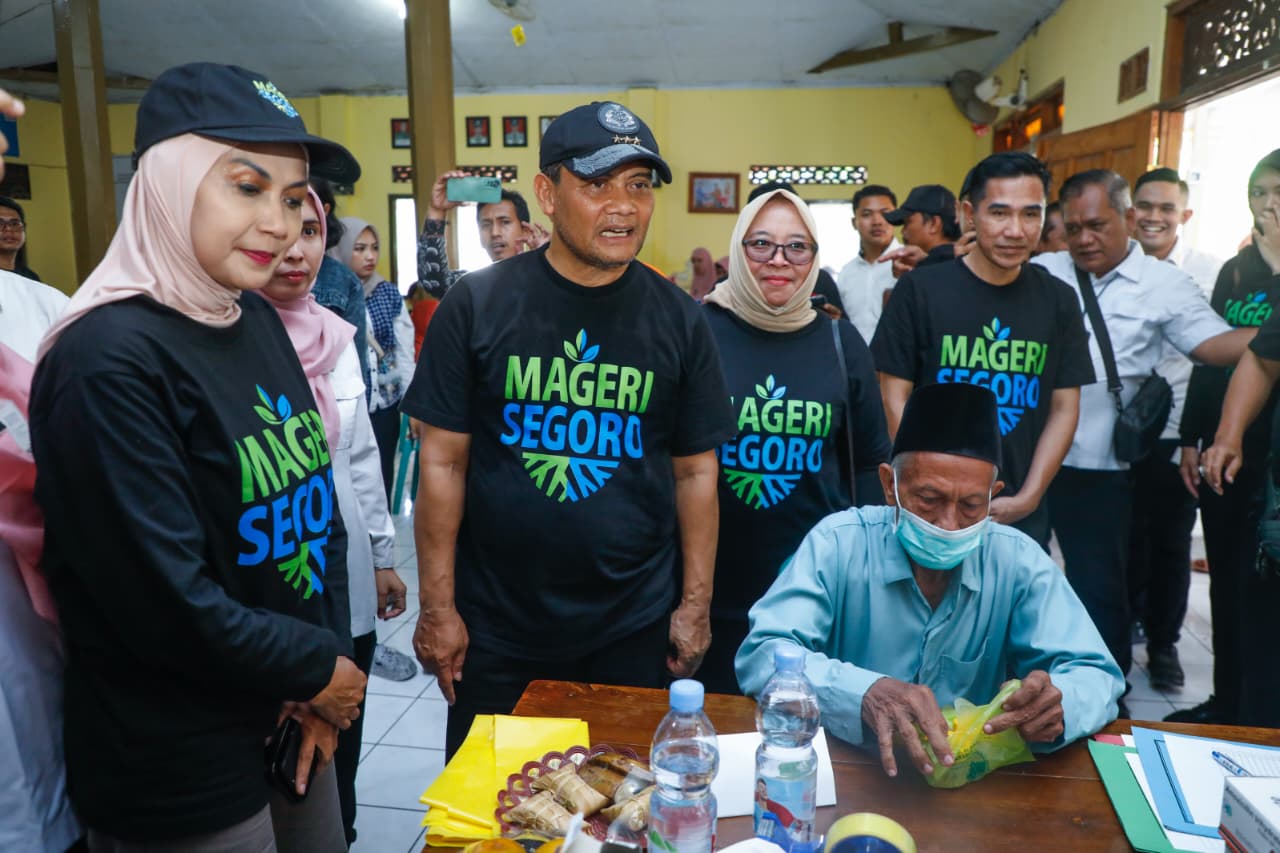 Gubernur Jawa Tengah Ahmad Luthfi bersama Bupati Kendal mengunjungi Balai Desa Pidodo Kulon, Patebon, Kendal dalam Pelayanan Kesehatan Spesialistik &ldquo;Sehat Bareng Luthfi Yasin, Rabu (15/10/2025).