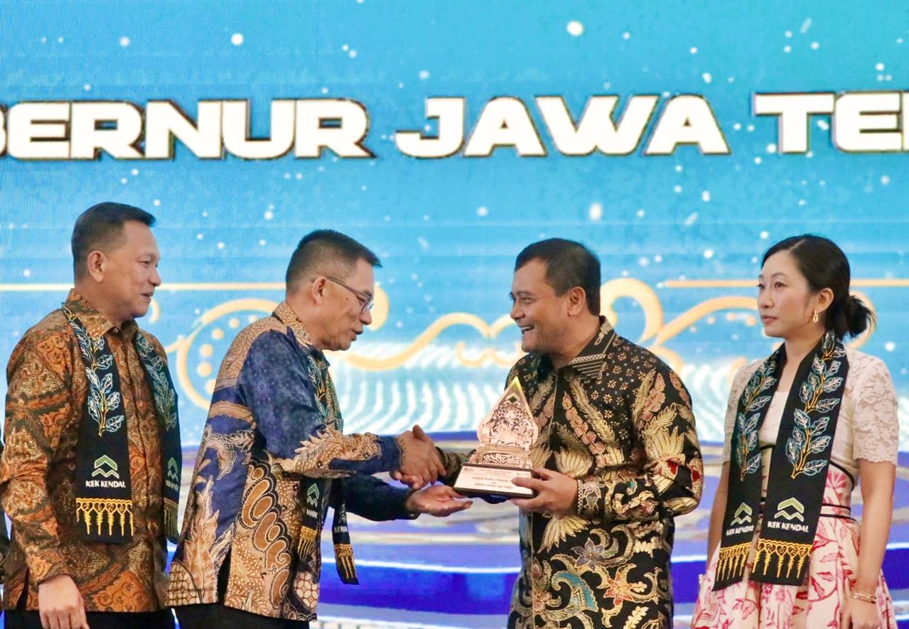 Gubernur Jawa Tengah Ahmad Luthfi menerima penghargaan Dharma Arthapraja Utama atas dukungannya dalam pengembangan kawasan ekonomi khusus Kendal, Rabu (15/10/2025) malam di Hotel Padma Semarang.