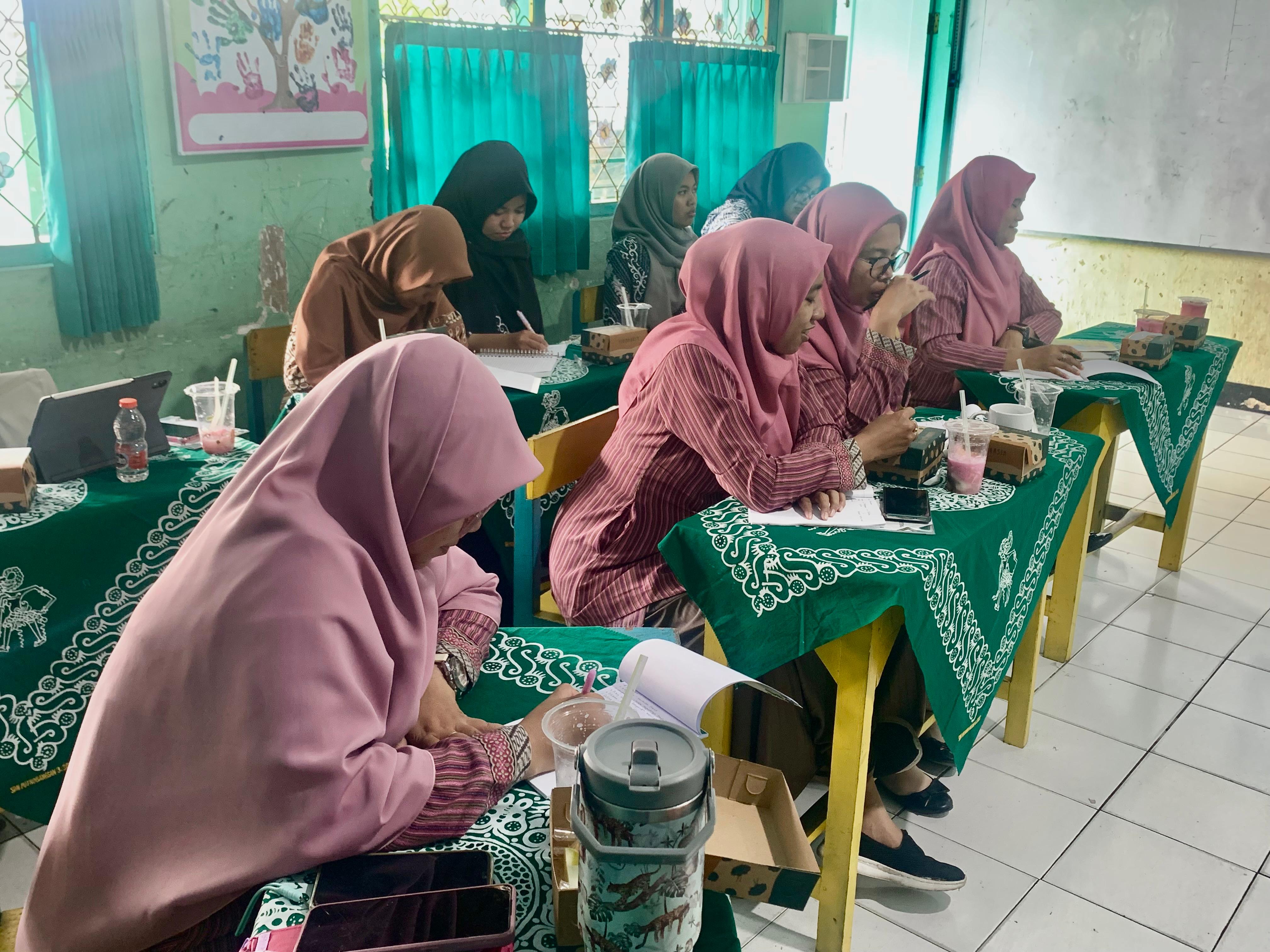 Kegiatan Pengembangan Kompetensi Menulis Guru dengan Pelatihan Menulis Cerpen bersama Sinta Dewi Ratna Puspitasari