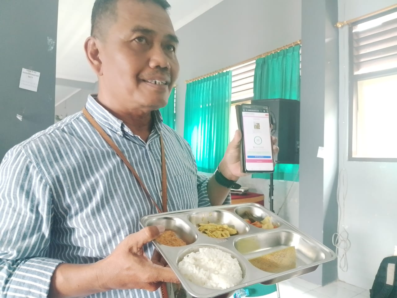 Taufik Mulyadi, guru ekonomi SMA Negeri 2 Karanganyar membuat aplikasi Save Eat Smandakara untuk menghindari agar siswa tidak terdampak keracunan makanan dalam program MBG.