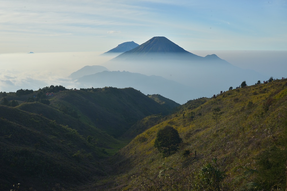 View jajaran 3 gunung dari Gunung Prau