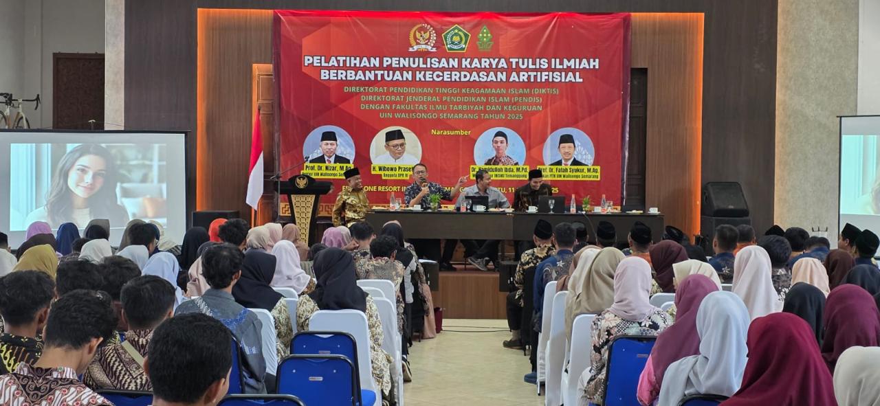 Anggota DPR RI Komisi VIII Fraksi PDI Perjuangan, Wibowo Prasetyo, saat menjadi pembicara dalam Pelatihan Penulisan Karya Tulis Ilmiah Berbantuan Kecerdasan Artifisial di Temanggung,Sabtu (11/10/2025)