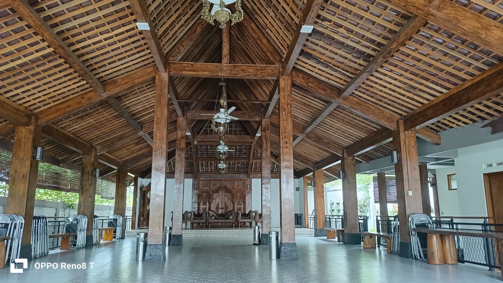 Joglo Soedijono luas dan lapang cocok untuk acara pernikahana, pertemuan dan event lain.