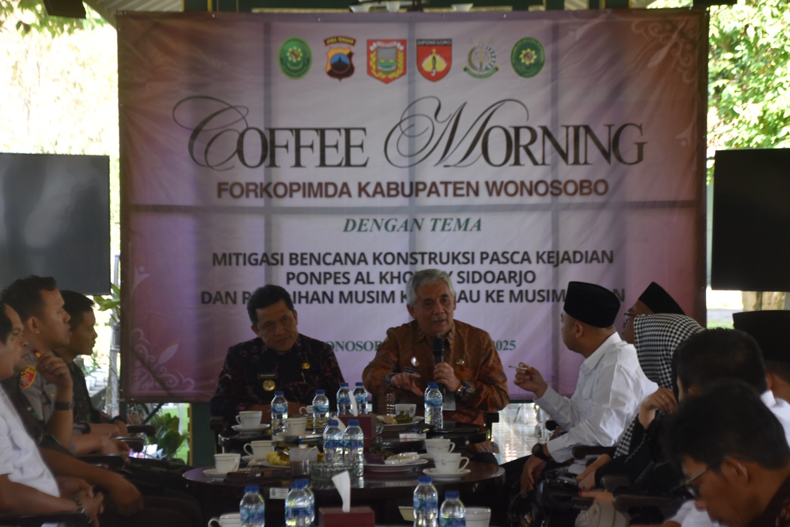 Bupati Wonosobo Afif Nurhidayat dan Sekda One Andang Wardoyo dalam coffee morning bersama pengurus ponpes, forkompimda dan instansi teknis, Kamis (16/10/2025).