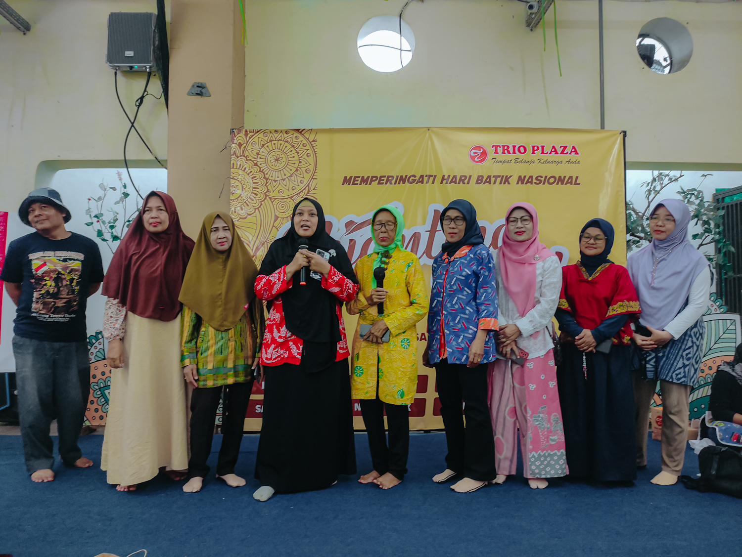 Para perwakilan Paguyuban Batik Magelang berfoto bersama usai sesi sambutan dalam kegiatan Nyanting Batik di Basement Trio Plaza Magelang, Sabtu (18/10/2025)