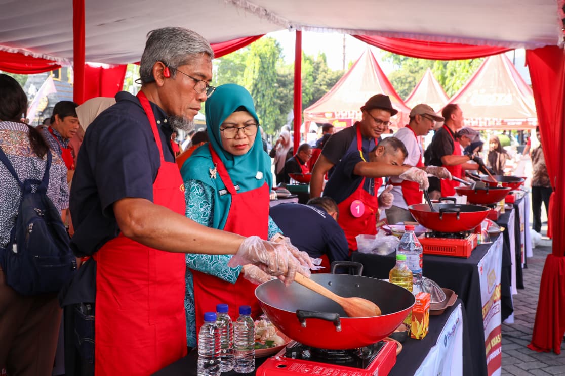 Sekda Sumarno bersama istri, Ny Indah Sumarno memasak cap jay di ajang lomba memasak Fiesta Fest 2025 Menu Sehat Bergizi di halaman kantor Gubernur Jawa Tengah, Sabtu (18/10/2025).