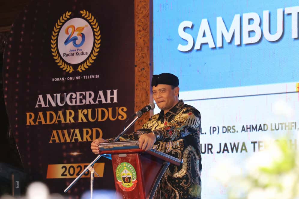 Gubernur Jawa Tengah Ahmad Luthfi ketika menghadiri malam Anugerah Radar Kudus Award di Pendopo Bupati Blora, Jumat (17/10/2025) malam.