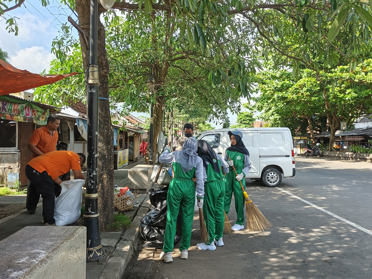 : Pelajar ikut berpartisipasi dalam bersih-bersih sampah di sekitar area terminal dan Pasar Borobudur, dalam Aksi Nyata Jumat Bersih Sampah, Jumat (17/10/2025).