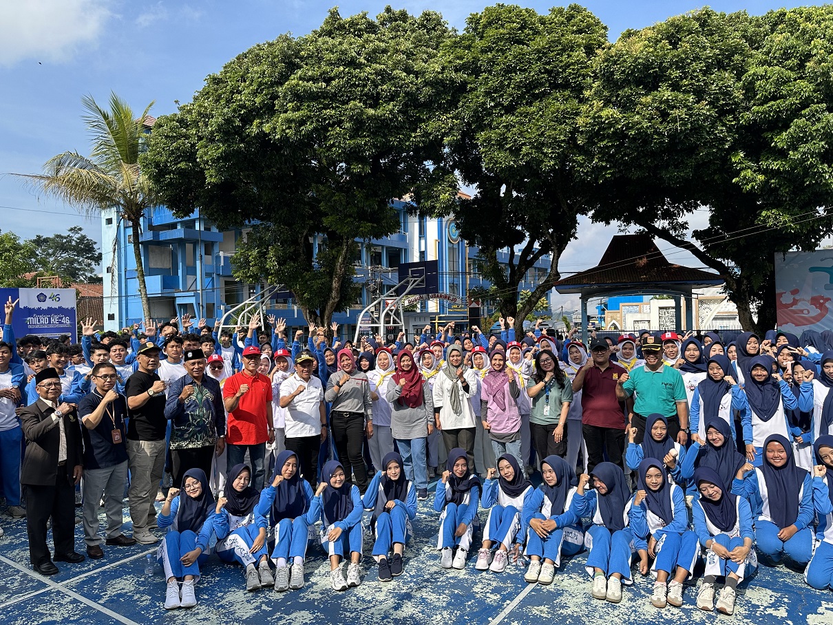 Bupati Afif Nurhidayat beserta jajaran dan para siswa SMA Muhammadiyah Wonosobo, Jumat (17/10/2025) memeringati Hari Cuci Tangan.