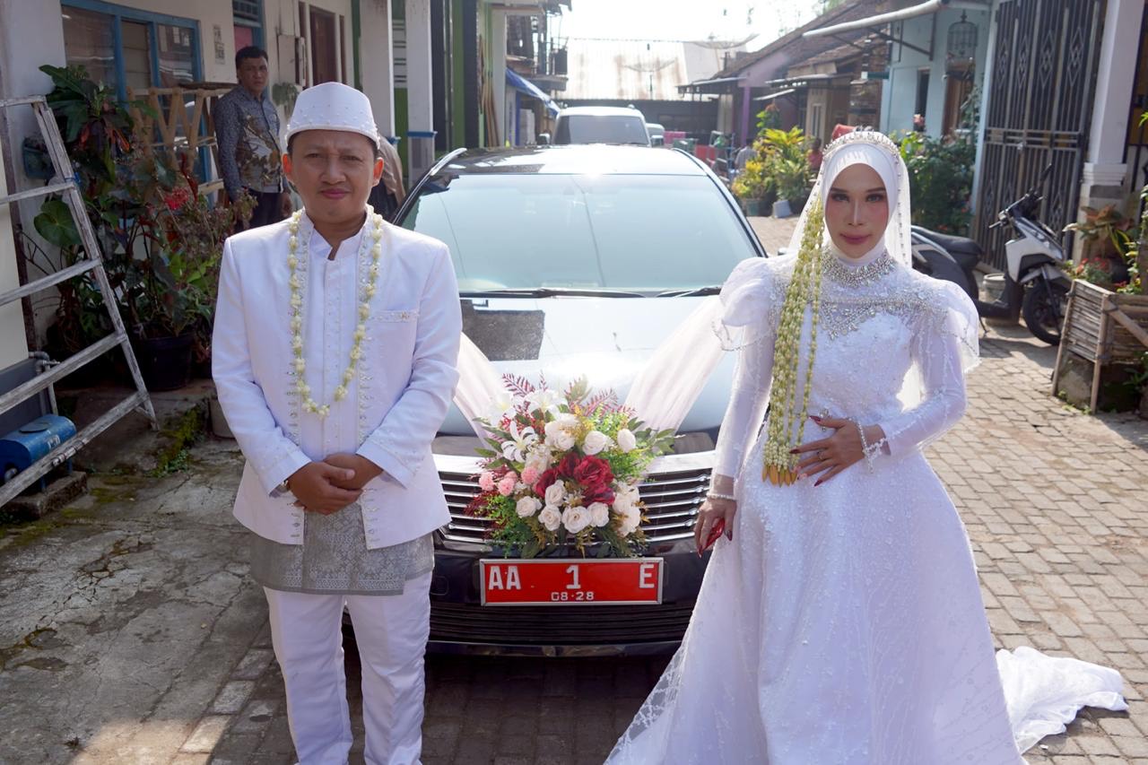 Momen bahagia pasangan manten Dina-Tarom menggunakan fasilitas mobil dinas Bupati Temanggung berikut Pendopo Pengayoman untuk menggelar pernikahan, Minggu (19/10/2025)