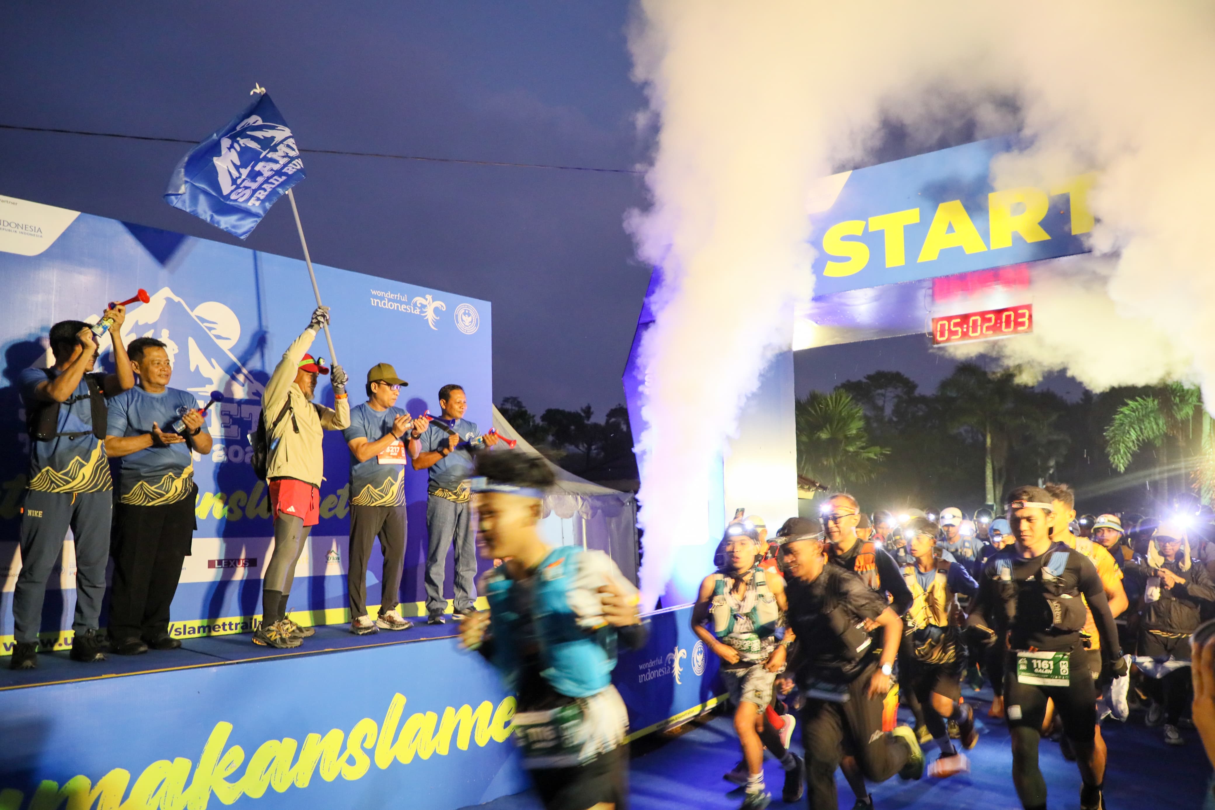 Sekda Jateng Sumarno melepas peserta lomba lari Slamet Trail Run 2025 di Purbalingga, Minggu (19/10/2025).