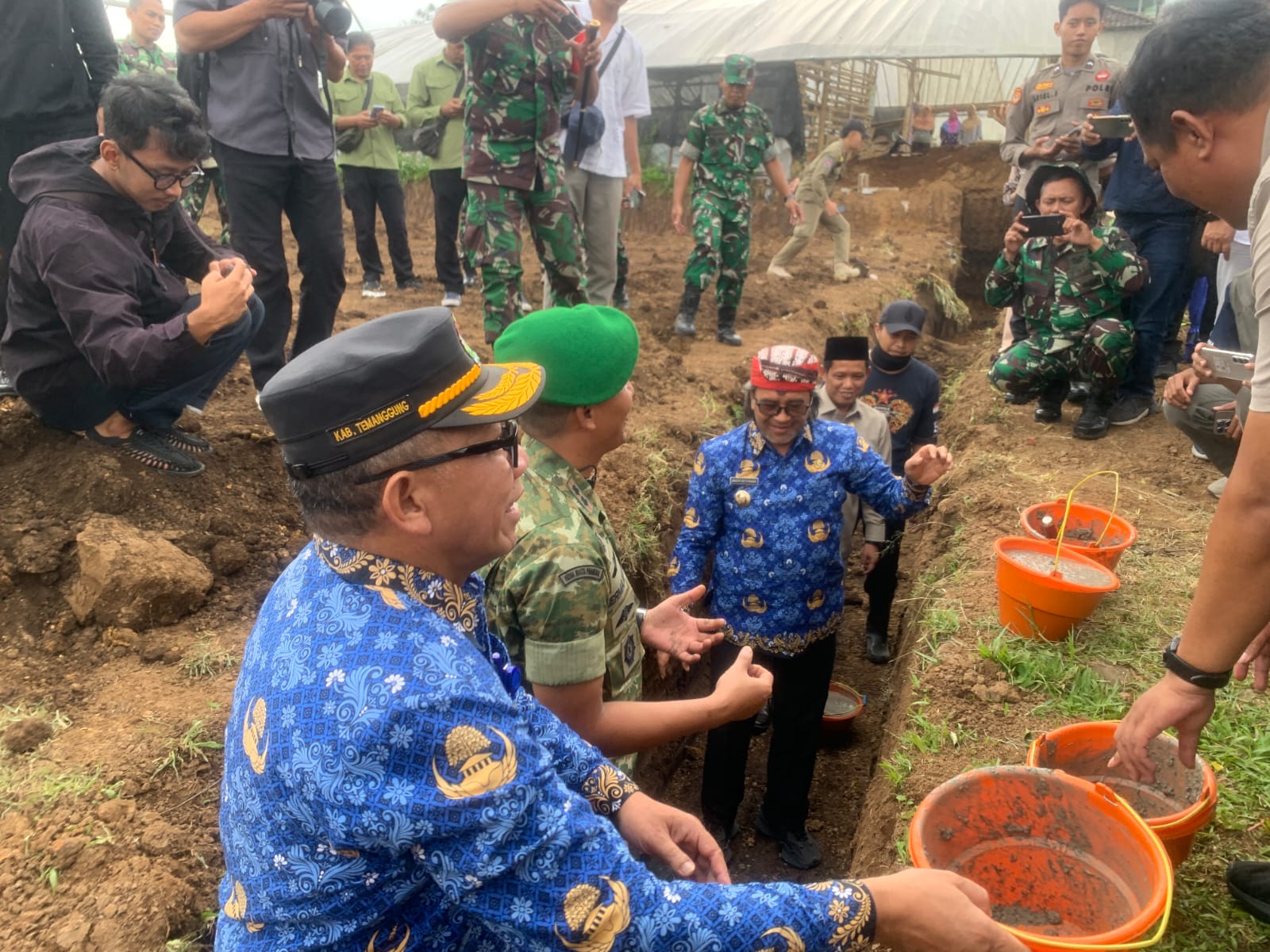 Peletakan batu pertama program percepatan pembangunan koperasi desa merah putih di Desa Tanurejo, Bansari, Jumat (17/10/2025).