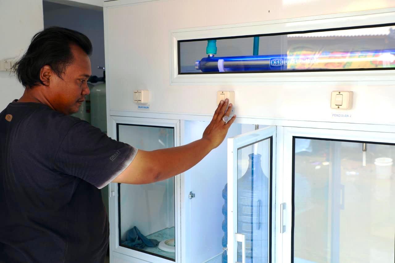 Warga Randusanga Kulon, Brebes sangat terbantu dengan adanya program desalinasi  air bersih yang dibangun Pemrov Jateng dari dana APBD bersama CSR.