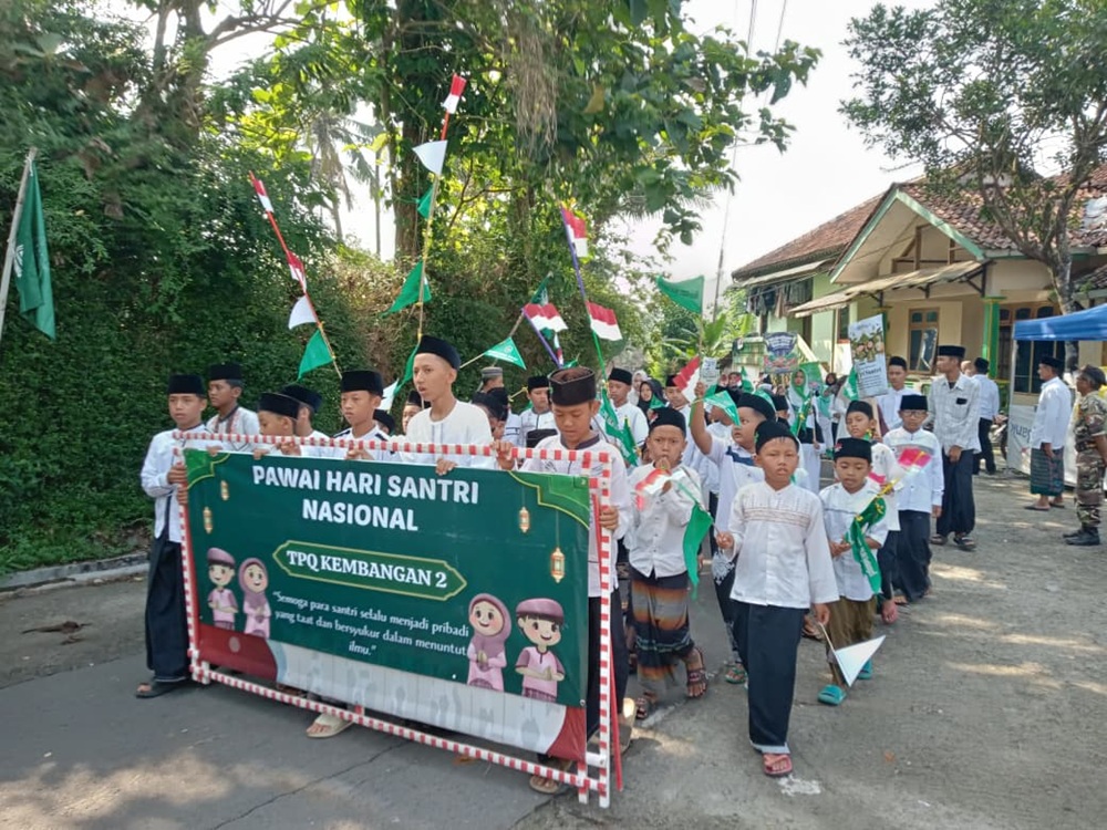 Kirab santri Desa Madusari sebagai rangkaian acara peringatan Hari Santri Nasional 2025