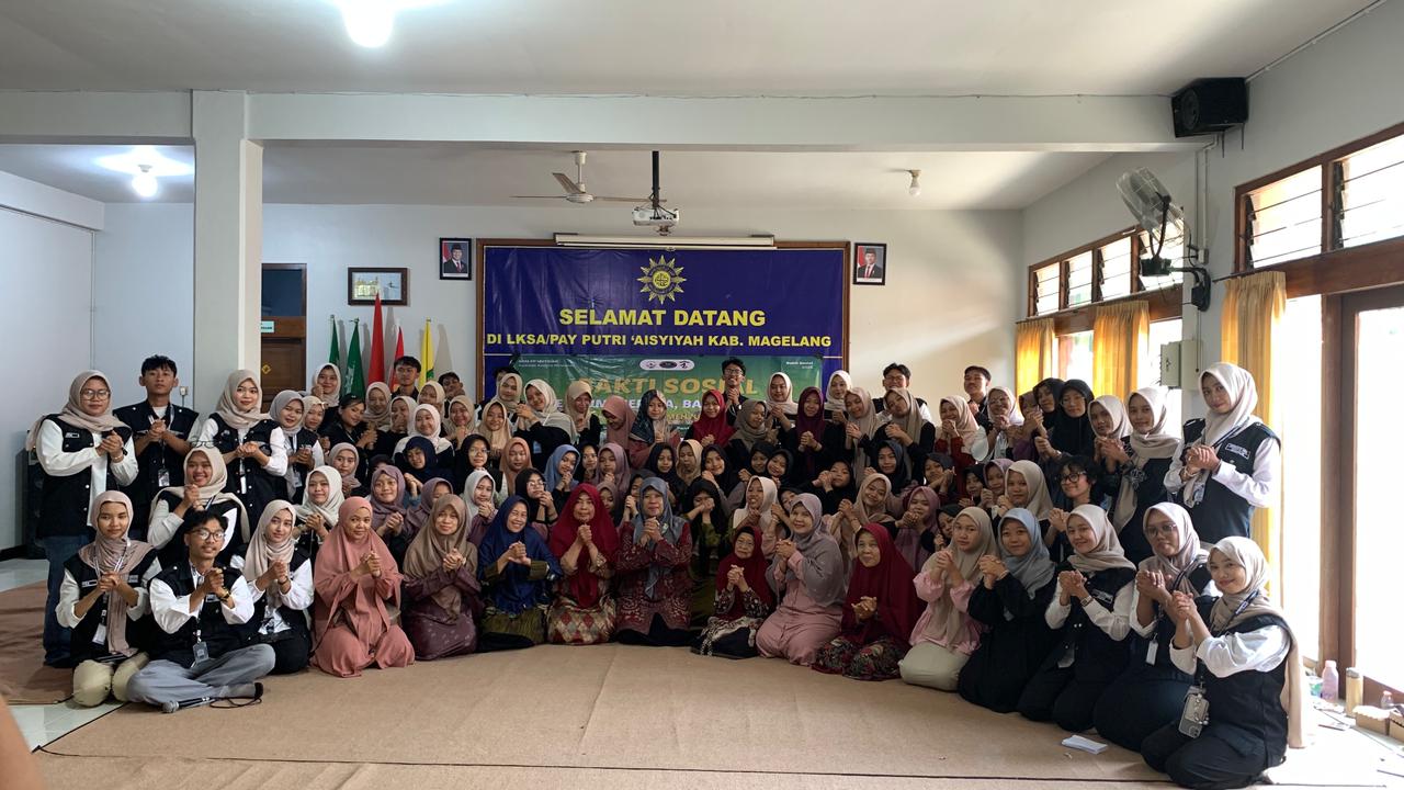 Mahasiswa Fakultas Pertanian Universitas Tidar berfoto bersama anak-anak Panti Asuhan Yatim Putri &lsquo;Aisyiyah Kabupaten Magelang usai pelaksanaan kegiatan Bakti Sosial Fakultas Pertanian 2025