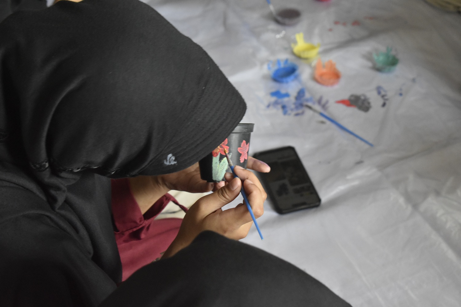 Mahasiswa Fakultas Pertanian Universitas Tidar mendampingi anak-anak Panti Asuhan Yatim Putri Aisyiyah dalam kegiatan melukis pot tanaman hias