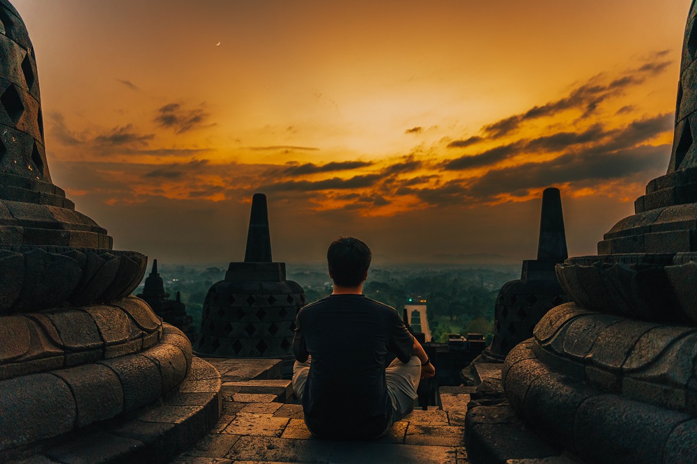 Wisatawan saat bersantai menikmati sunrise dari Lantai 9 Candi Borobudur, Kabupaten Magelang.  &nbsp;