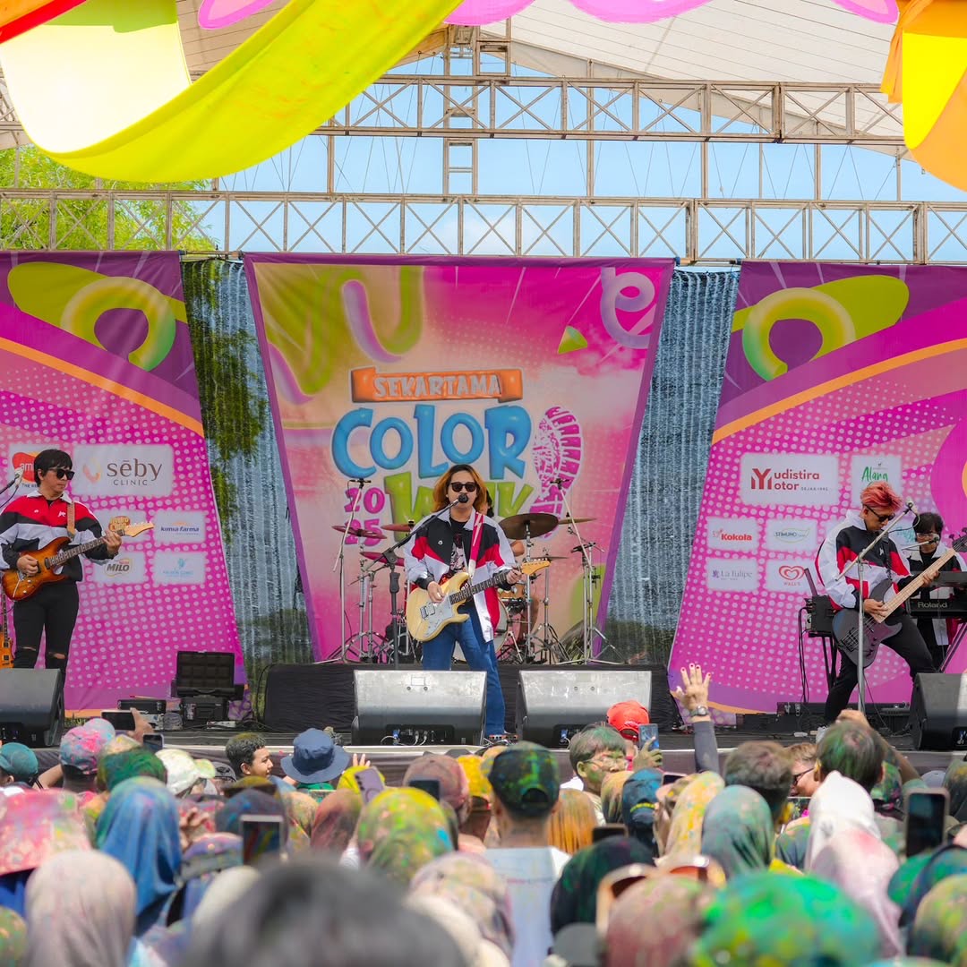 Kemeriahan event Sekartama Color Walk 2025 bersama band J-Rocks di Weleri, Kendal, Sabtu (18/10/2025).